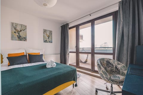 Bed, Photo of the whole room, Seating area, Bedroom