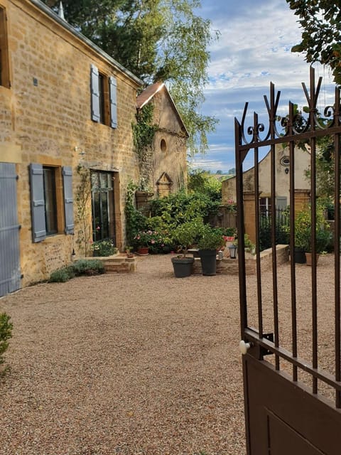 Property building, Facade/entrance, Day, Garden, Garden view