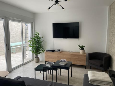 TV and multimedia, Living room, Seating area, Evening entertainment