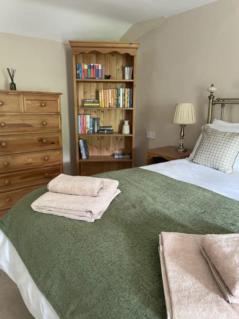 Bed, Library, Bedroom, towels