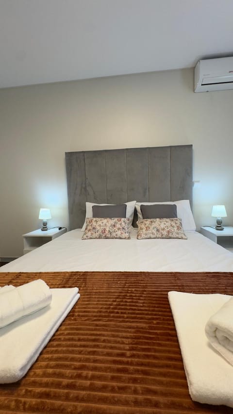 Bed, Bedroom, air conditioner