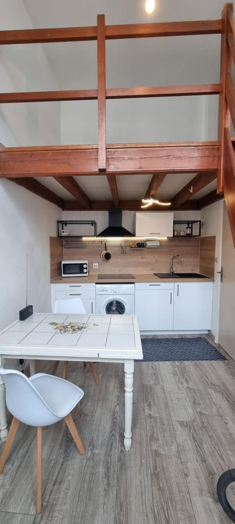 Kitchen or kitchenette, Dining area, stove