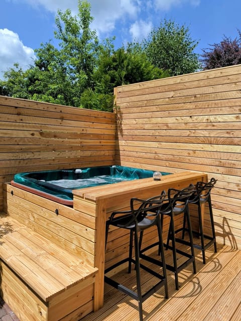 Hot Tub, Hot Tub