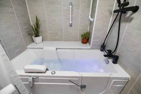 Shower, Bathroom, Bath, towels, acessibility