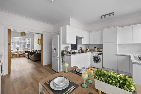 Coffee/tea facilities, Kitchen or kitchenette, Living room, Seating area, Dining area, dishwasher, oven, pet friendly, stove, toaster, washing machine