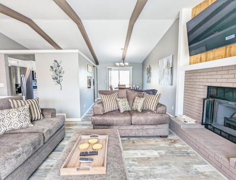 The Peakview Mirage_Newly Renovated Near USAFA House in Black Forest