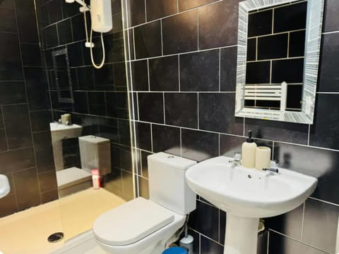 Room 2 Shared House in L7 Bed and Breakfast in Liverpool