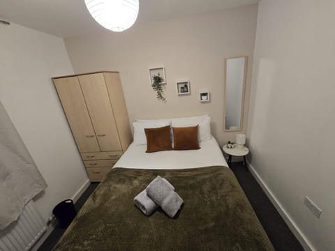Room 2 Shared House in L7 Bed and Breakfast in Liverpool