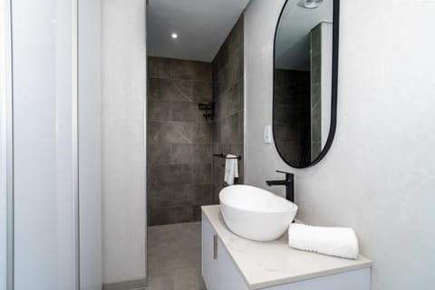 Luxury Surfer's Corner Suite with Ocean Views Bed and Breakfast in Cape Town