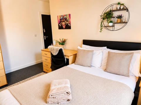 Bed, Photo of the whole room, Bedroom, towels