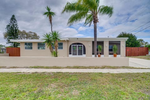 5 Mi to Beaches Melbourne Duplex with Heated Pool! Apartment in Melbourne