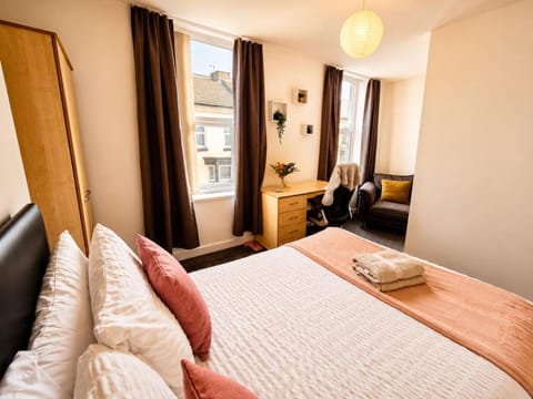 Bed, Photo of the whole room, Seating area, Bedroom