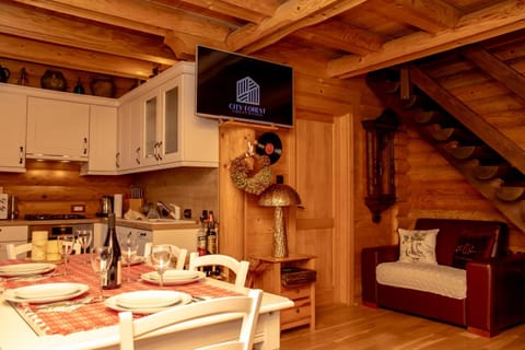 Communal lounge/ TV room, TV and multimedia, Kitchen or kitchenette, Living room, Dining area, Evening entertainment