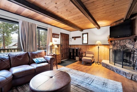 Little Naughty Pine Wi-Fi TV Ski House in Big Bear