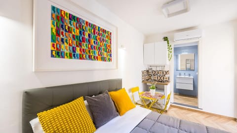Bed, Kitchen or kitchenette, Photo of the whole room, air conditioner