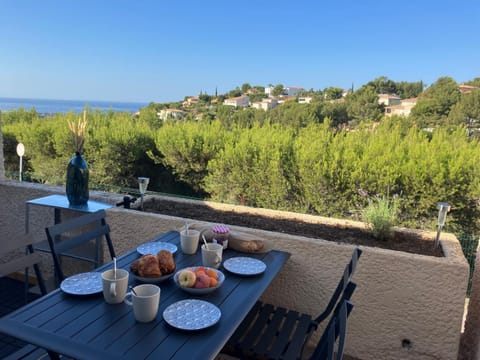Patio, Natural landscape, View (from property/room), Balcony/Terrace, Food and drinks, Sea view, Lunch, Drinks