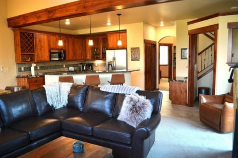 Kitchen or kitchenette, Living room, Seating area, Dining area, oven, stove