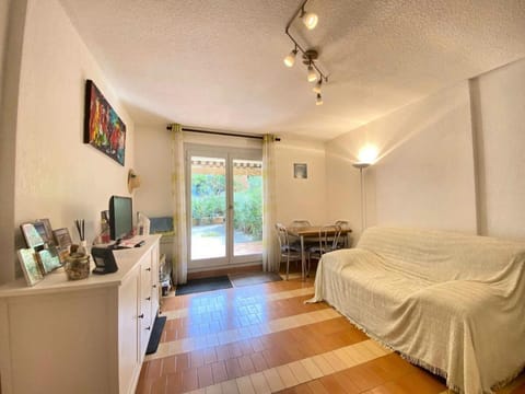 Bed, kitchen