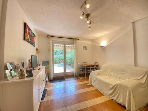 Bed, kitchen