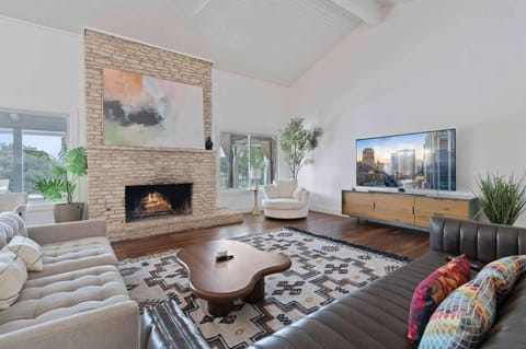 Luxurious Modern Retreat with Private Pool & Patio House in Montopolis