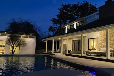 Luxurious Modern Retreat with Private Pool & Patio House in Montopolis