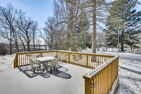 Bright Home Near Pine Lake with Deck and Yard House in La Porte