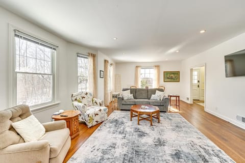 Bright Home Near Pine Lake with Deck and Yard House in La Porte