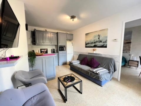 Bed, Living room, fireplace