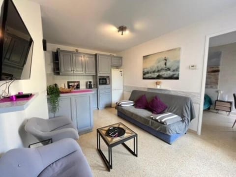 Bed, Living room, fireplace