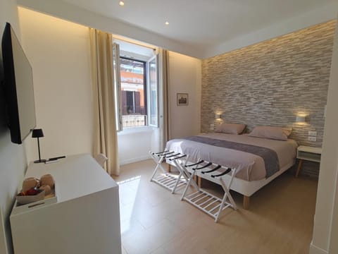 Bed, TV and multimedia, Photo of the whole room, Seating area, Bedroom