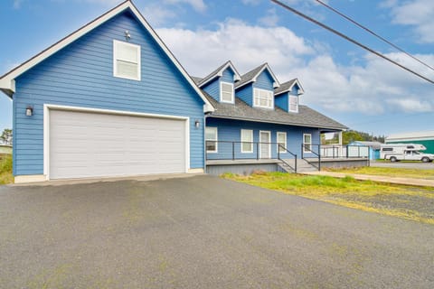 1 Mi to Oregon Dunes Quiet Getaway with Deck House in Lakeside
