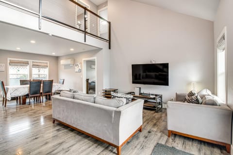 1 Mi to Oregon Dunes Quiet Getaway with Deck House in Lakeside