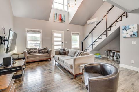 1 Mi to Oregon Dunes Quiet Getaway with Deck House in Lakeside