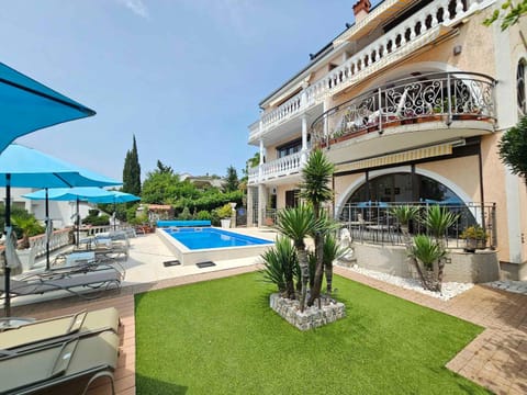 Property building, Summer, Swimming pool, sunbed