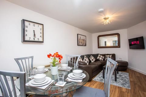 TV and multimedia, Living room, Seating area, Dining area