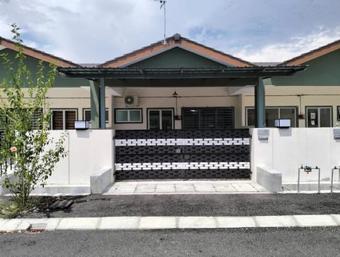 Property building, Facade/entrance, Day