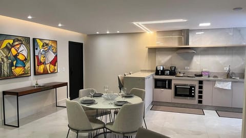 Coffee/tea facilities, Kitchen or kitchenette, Dining area, microwave, oven, stove, toaster
