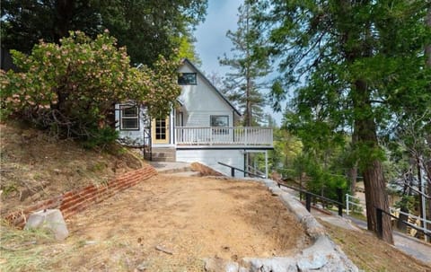 Updated Cabin 5 minutes from the Lake Cabin in Crestline