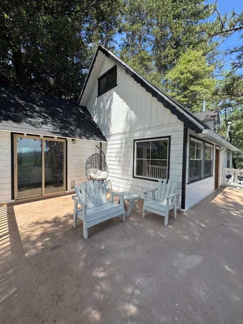 Updated Cabin 5 minutes from the Lake Cabin in Crestline