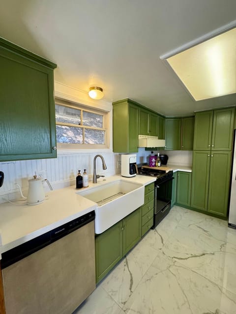 Updated Cabin 5 minutes from the Lake Cabin in Crestline