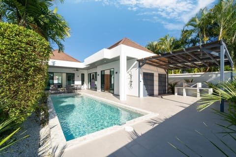 Property building, Day, Pool view, Swimming pool, Swimming pool