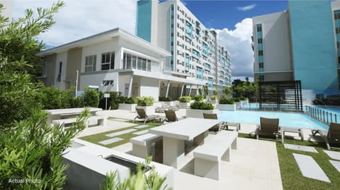 Property building, Garden view, Pool view, Swimming pool