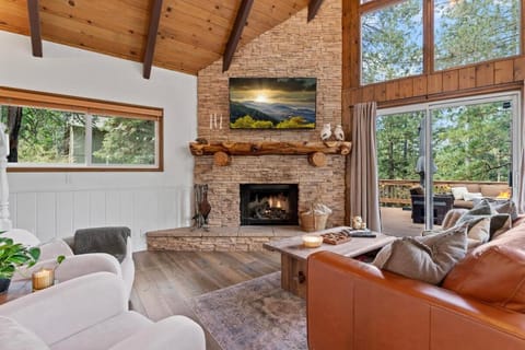 Cozy Owl Lodge, Central AC & Hea, Spa Tub & BBQ House in Lake Arrowhead