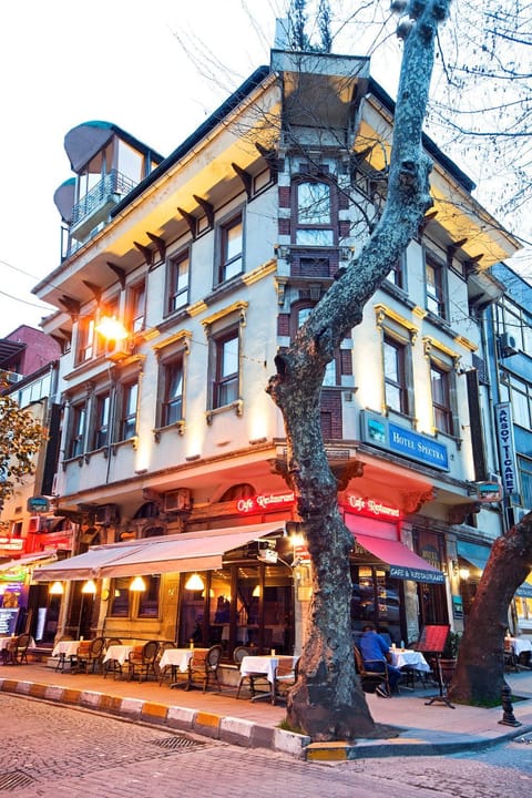 Property building, Restaurant/places to eat