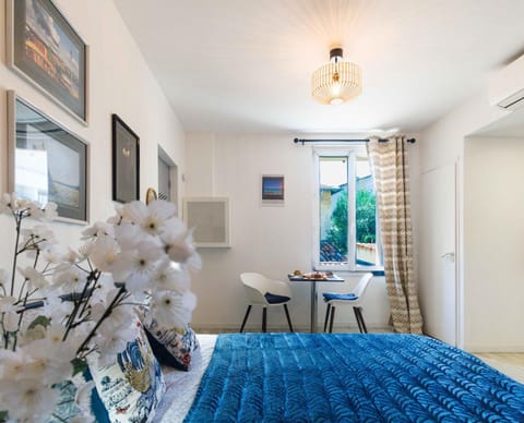 Bed, TV and multimedia, Living room, Photo of the whole room, Seating area, Dining area, Bedroom, air conditioner