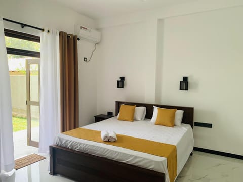 Bed, Bedroom, towels, air conditioner