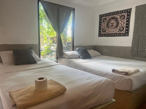 Bed, Bedroom, towels