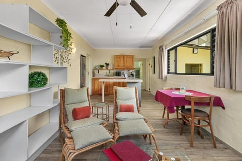 Kitchen or kitchenette, Living room, Seating area, Dining area