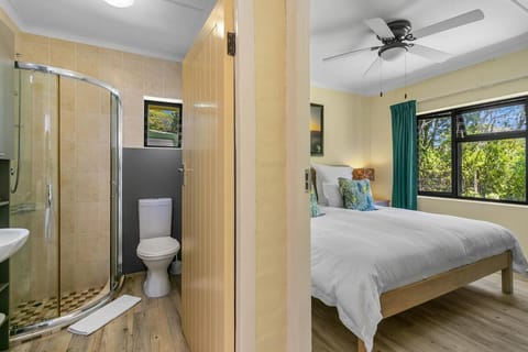 Shower, Toilet, Bed, Bathroom, Bedroom, towels