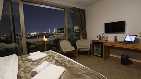 Bed, Night, Balcony/Terrace